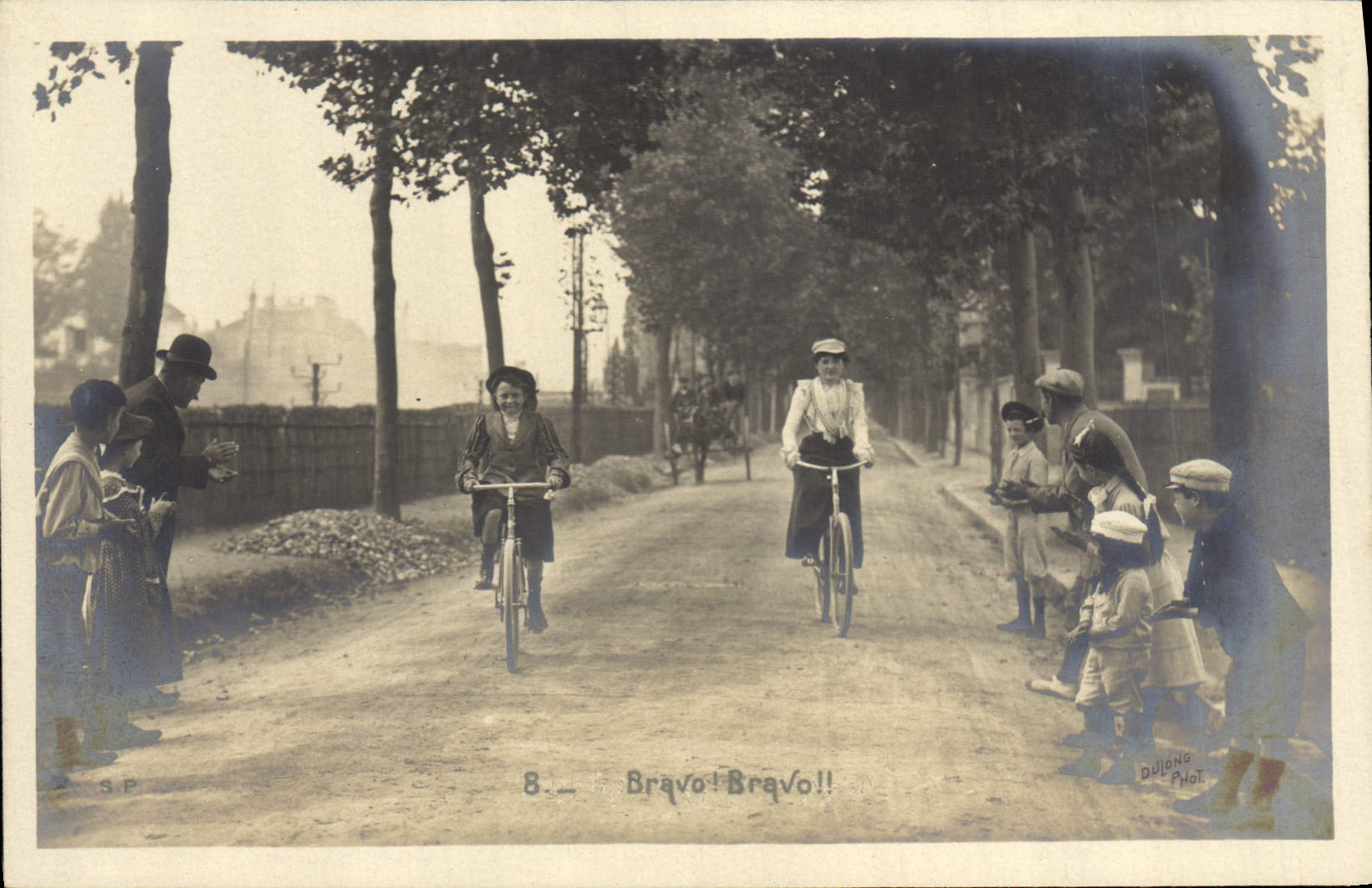 CPA Fantaisie Enfant Velo Cycle Femme