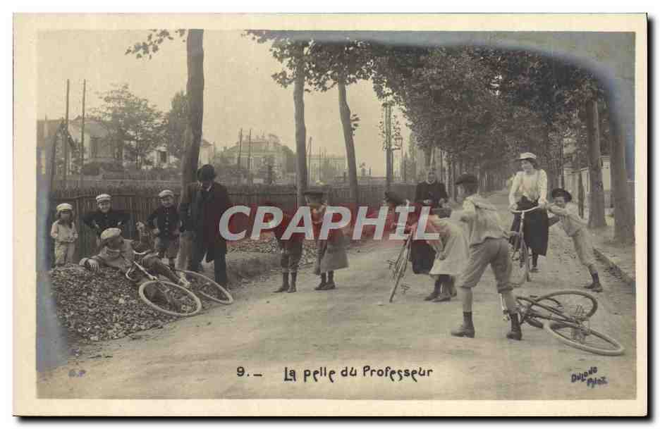 CPA Fantaisie Enfant Velo Cycle La pelle du professeur