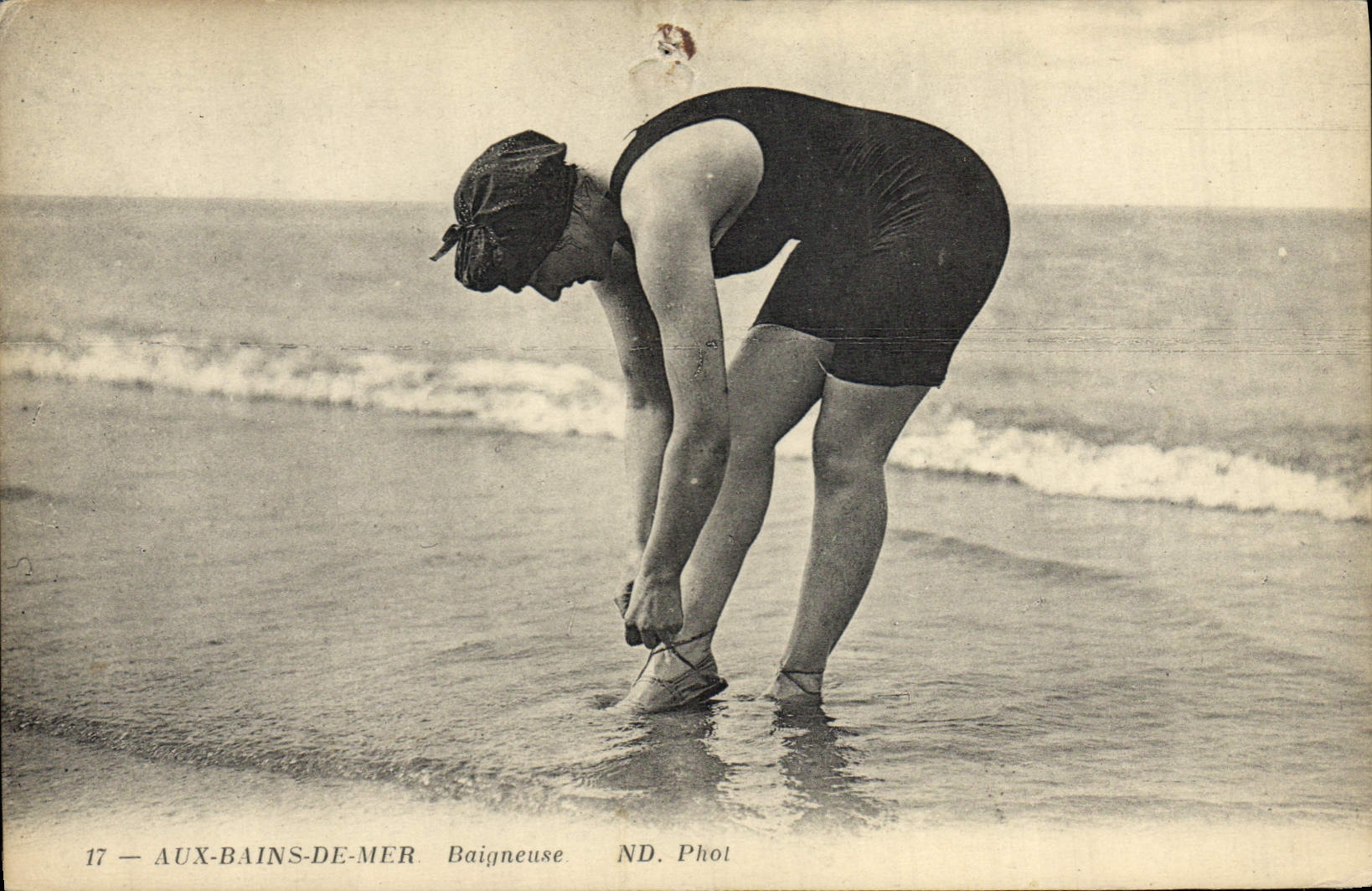 CPA Fantaisie Aux Bains de mer Femme Baigneuse Maillot de bain