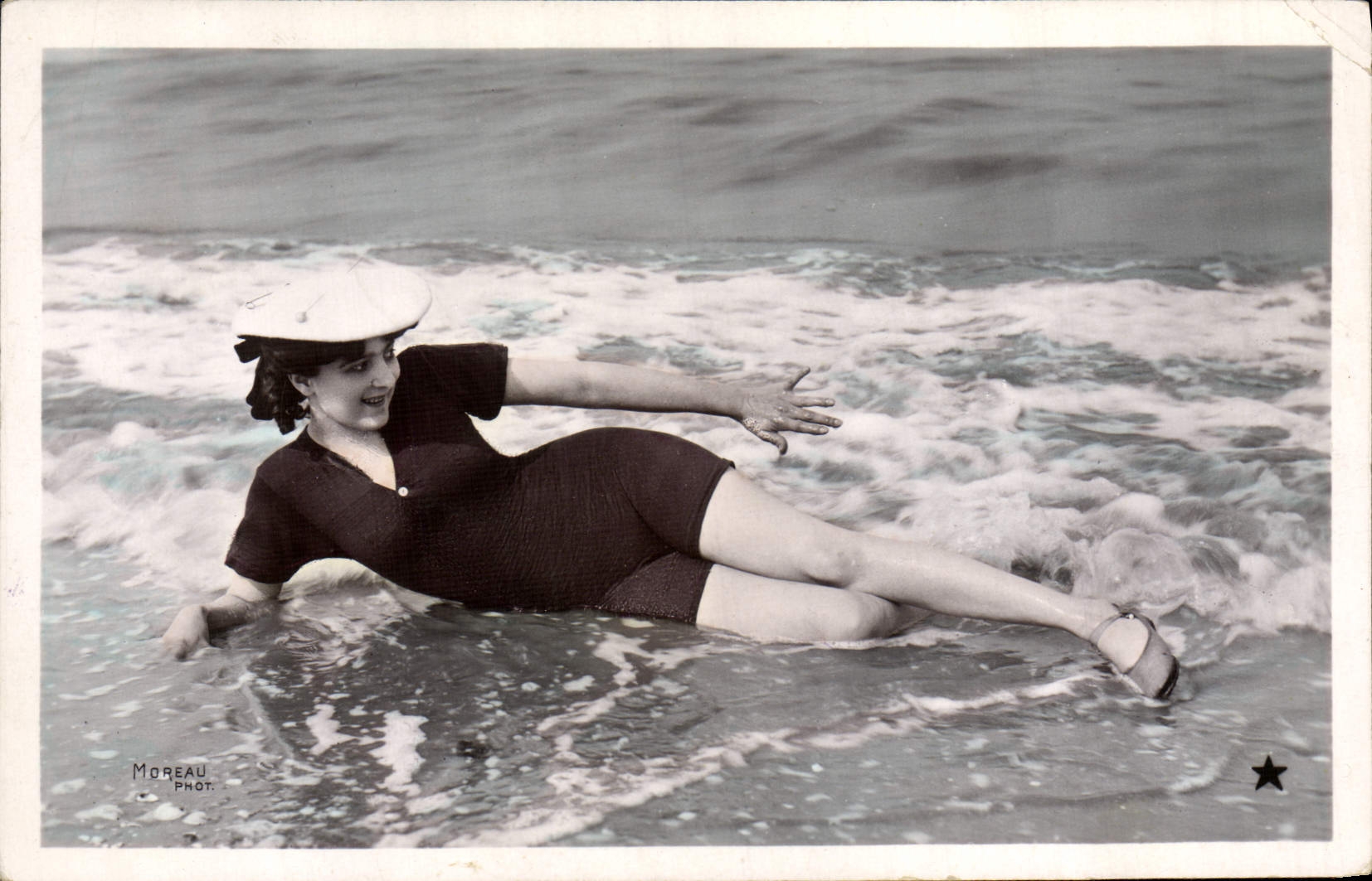 Femme en maillot de bain — sur la plage — Moreau Phot.