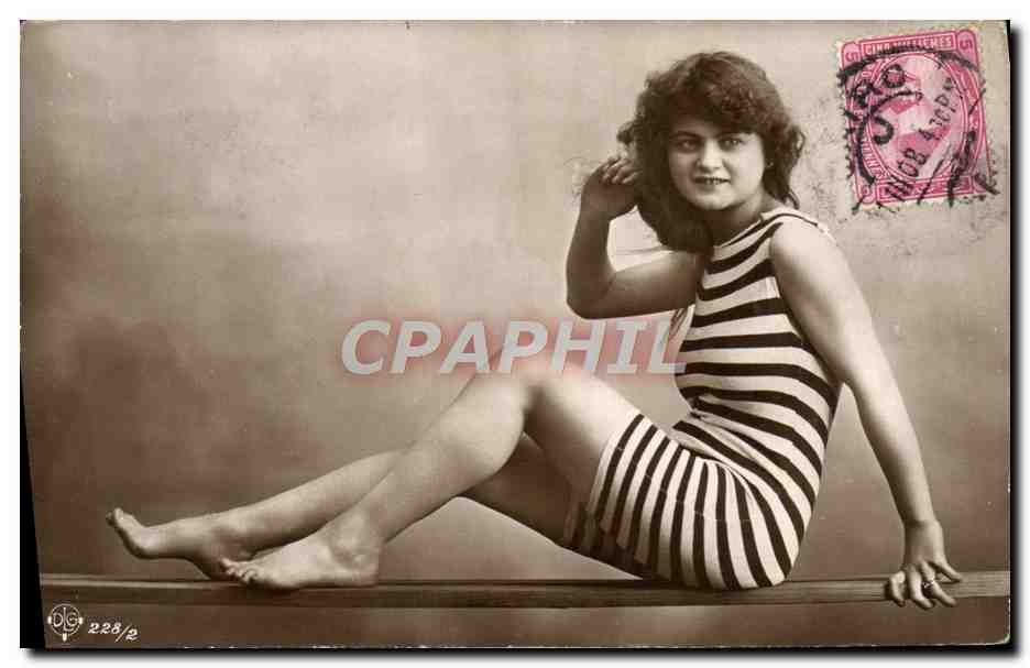 Jeune femme en maillot rayé — photo studio — CPAPHIL 228/2