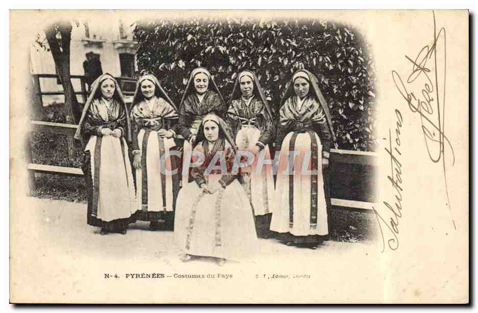 CPA Pyrenees Costumes du pays Folklore