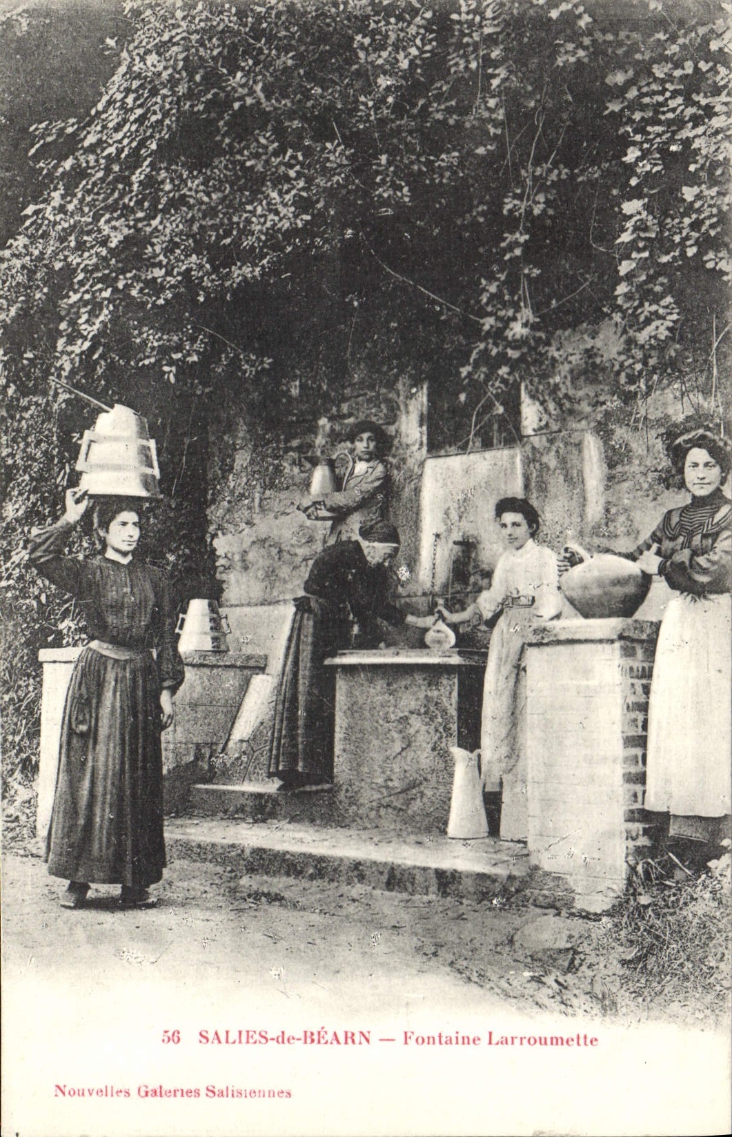CPA Folklore Salies de Bearn Fontaine Larroumette 