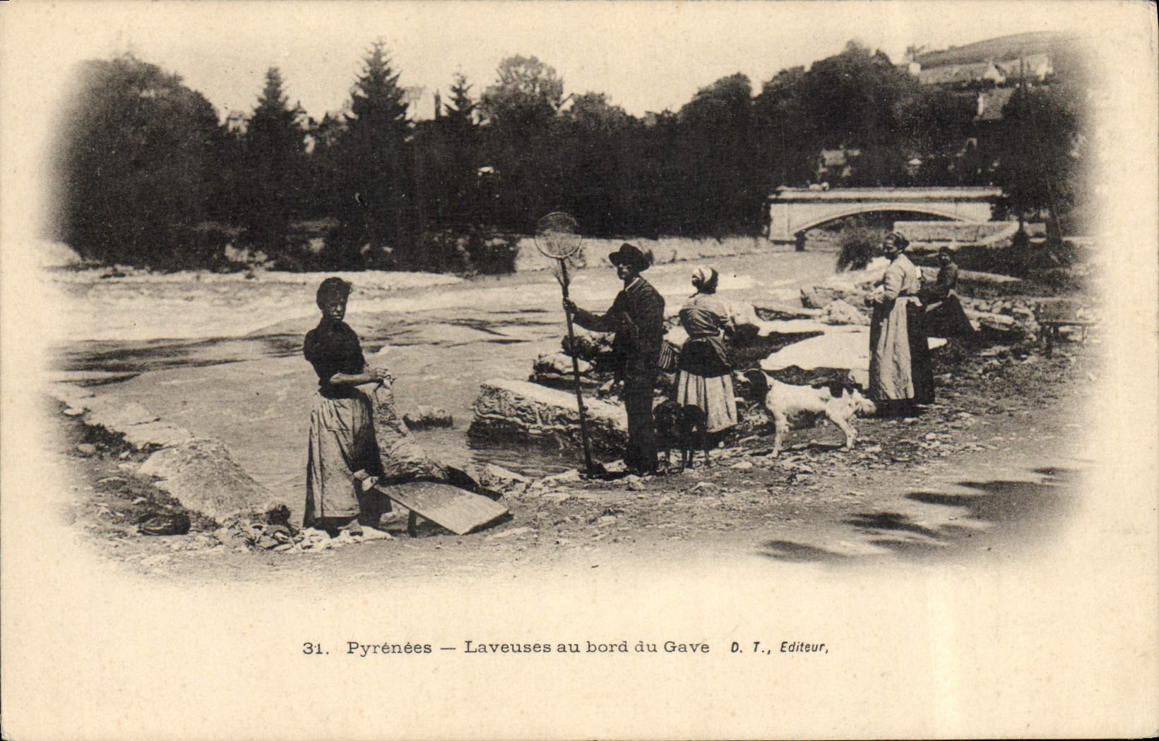 CPA Pyrenees Laveuses au bord du Gave Folklore