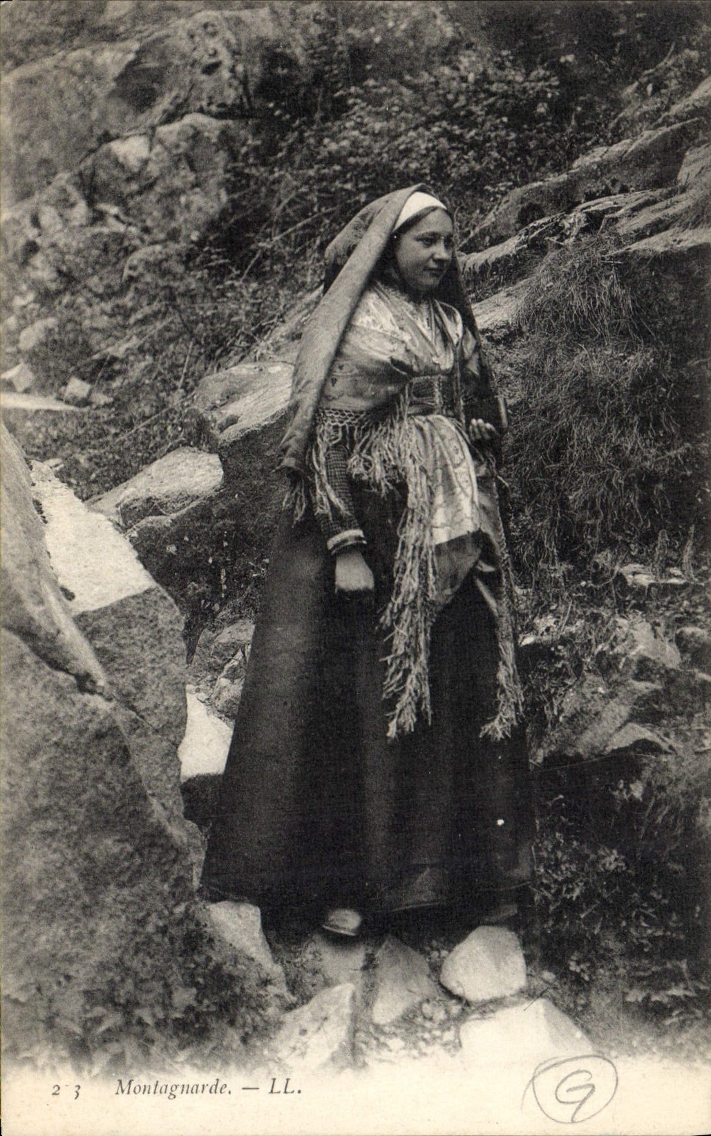 CPA Montagnarde Pyrenees Femme Folklore