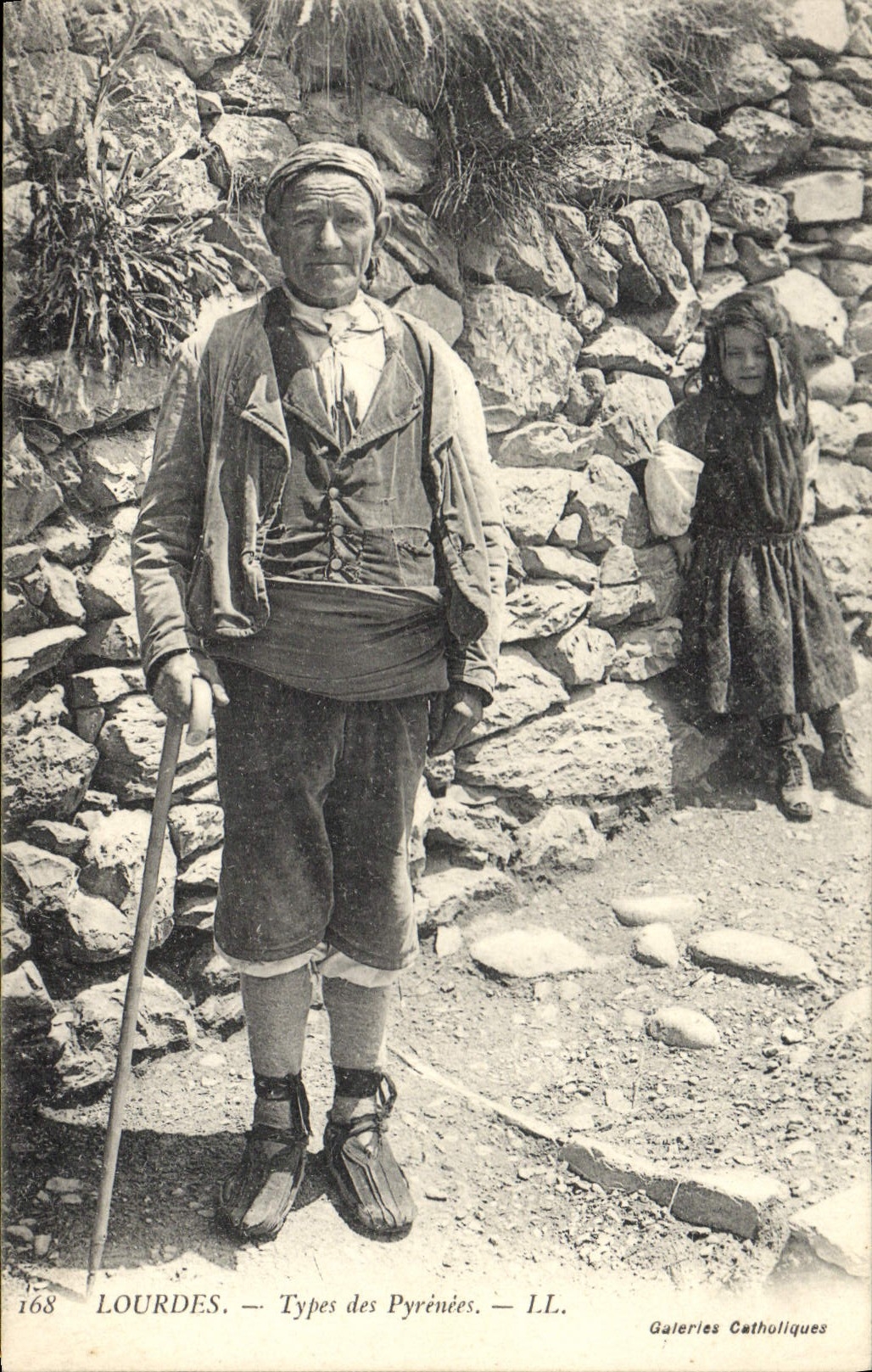 CPA Lourdes Type des Pyrenees 