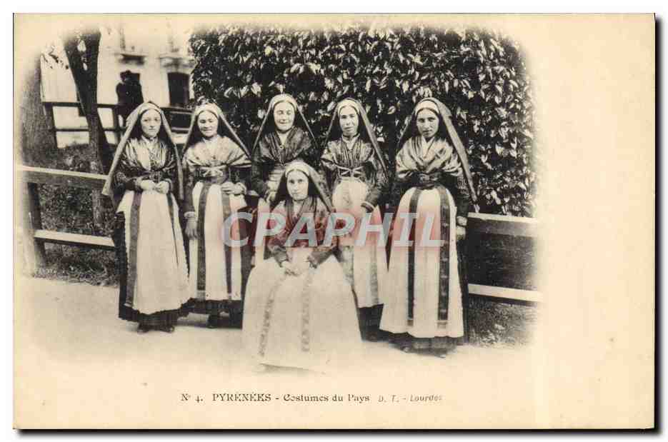 CPA Pyrenees Costumes du pays Folklore 