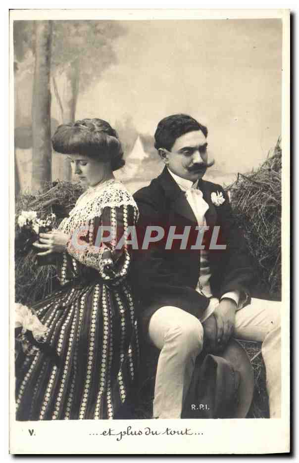 Couple assis en extérieur — ...et plus du tout... — R.P.I. n° V