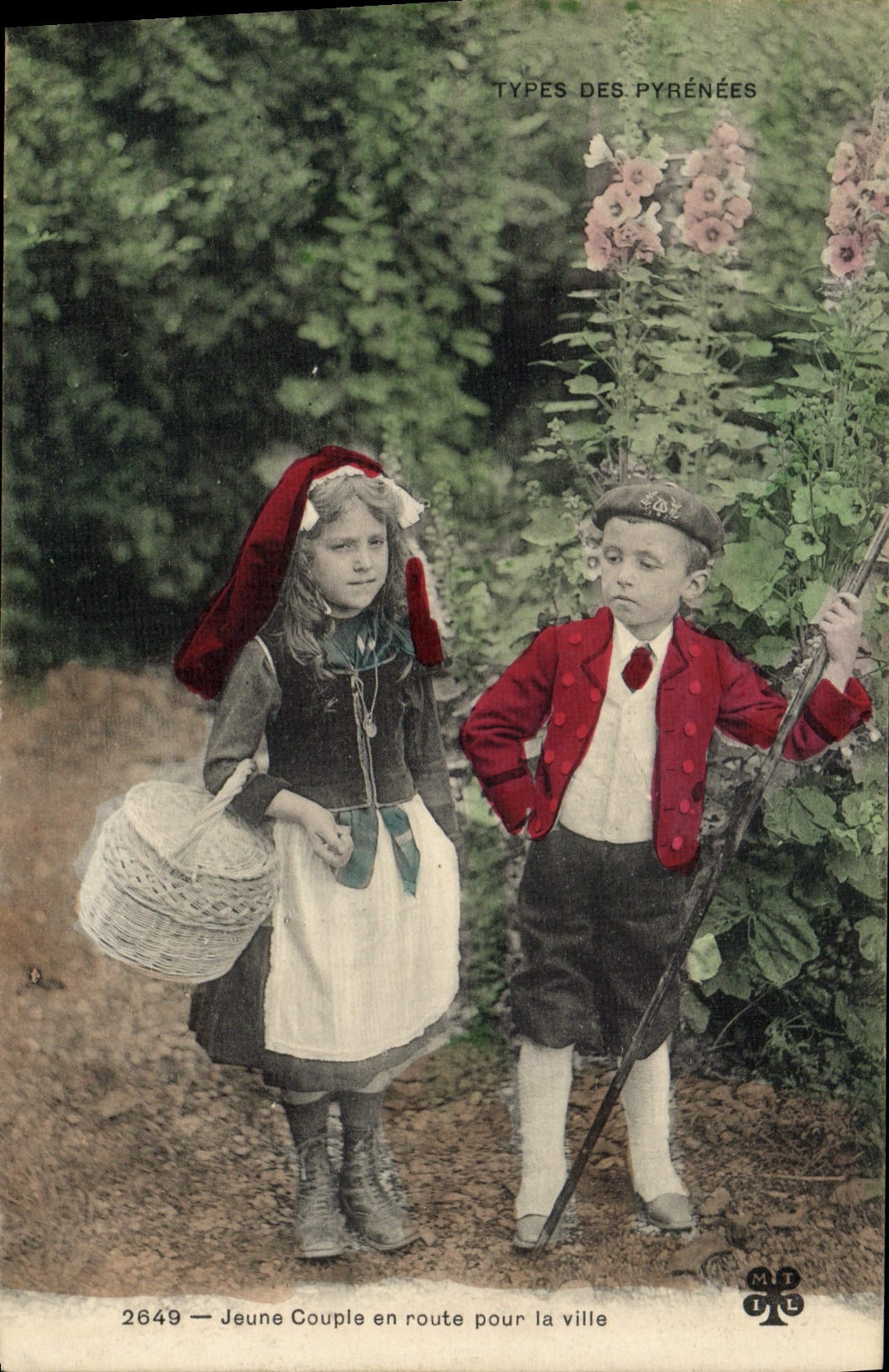 CPA Folklore Pyrenees Jeune couple en route pour la ville Enfants