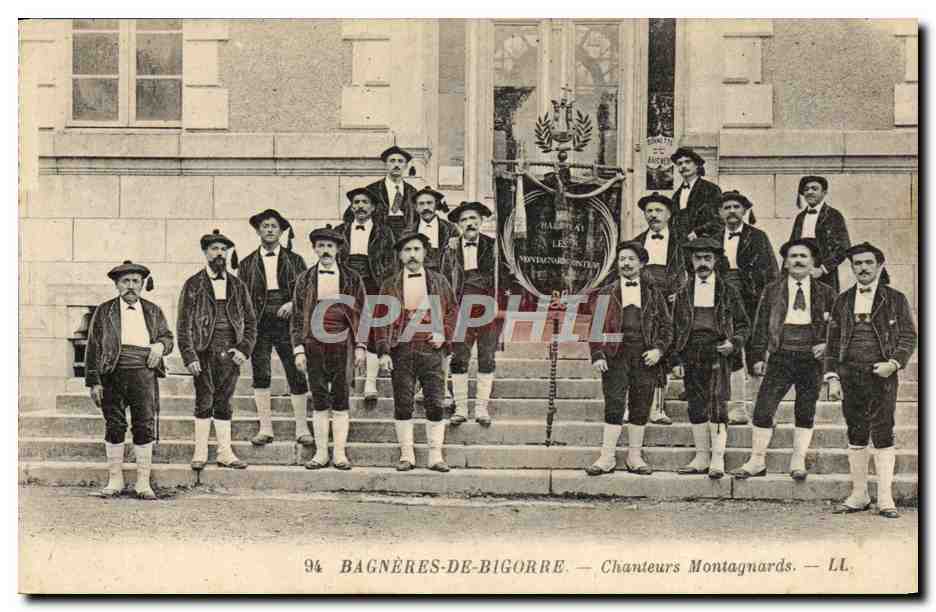 CPA Folklore Pyrenees Bagneres de Bigorre Chanteurs montagnards