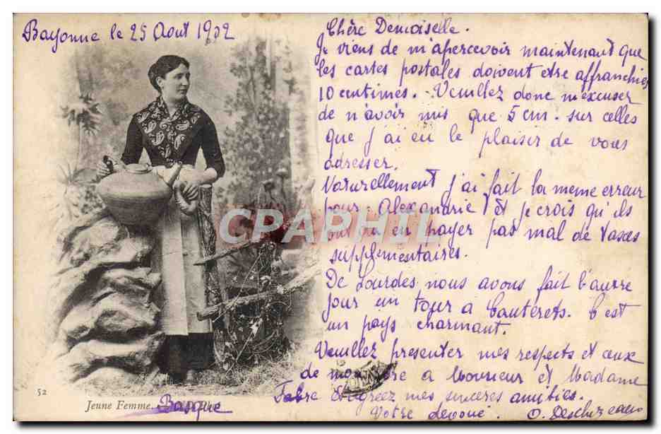 CPA Folklore Pyrenees Jeune femme 