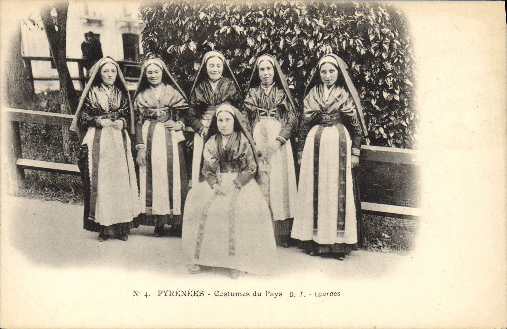 CPA Folklore Pyrenees Costumes du pays 