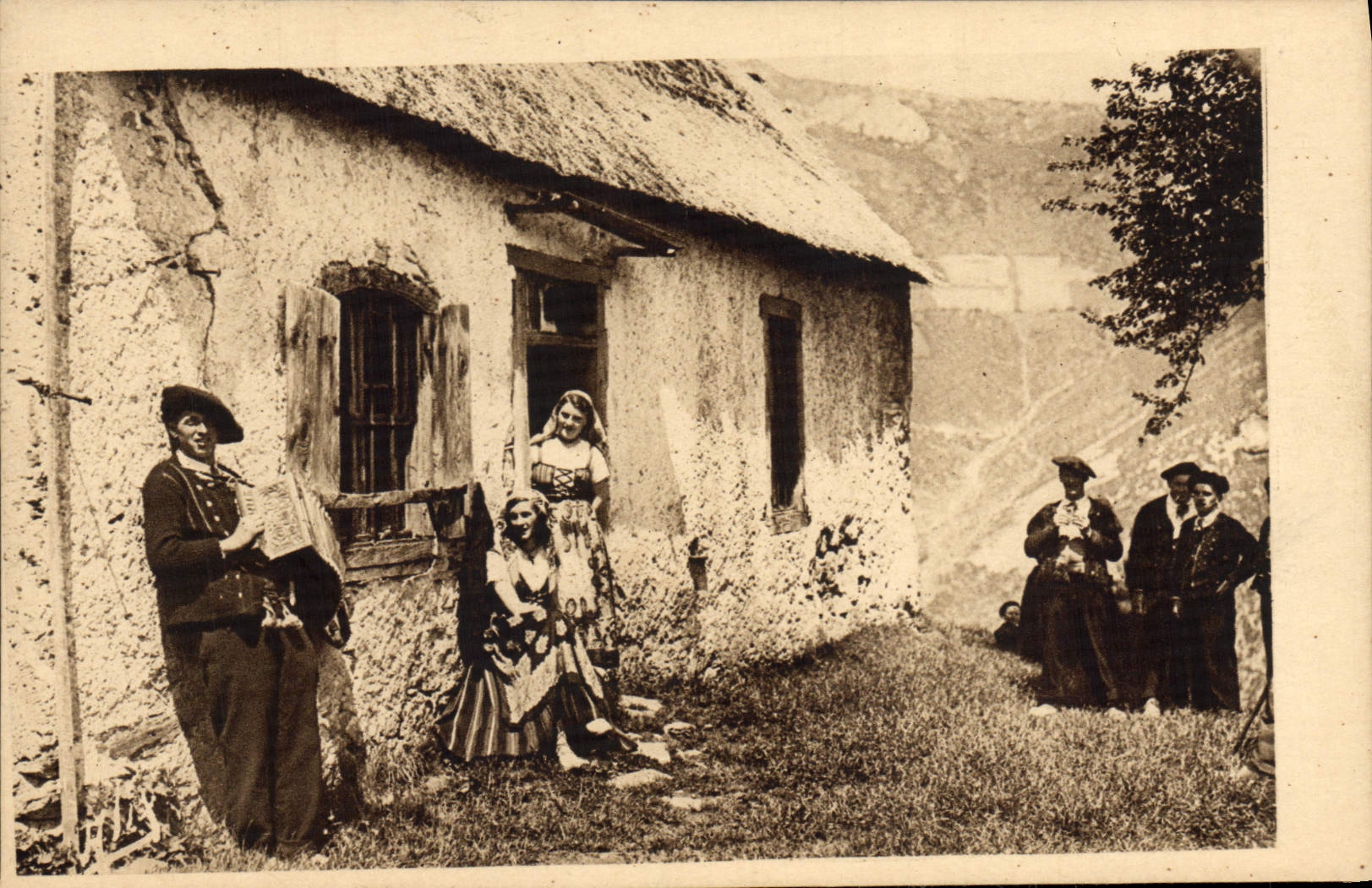 CPA Folklore Patres et pastourelles de Campan apres la danse 