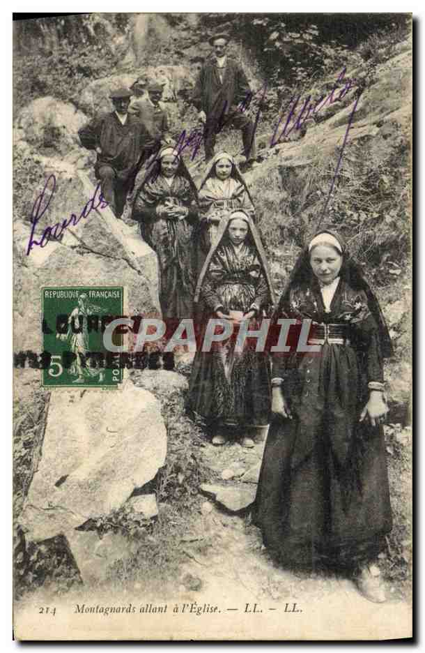 CPA Folklore Femmes Montagnards allant a l'eglise 