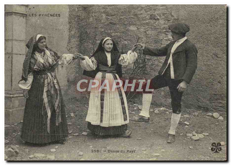 CPA Folklore Pyrenees Danse au pays 
