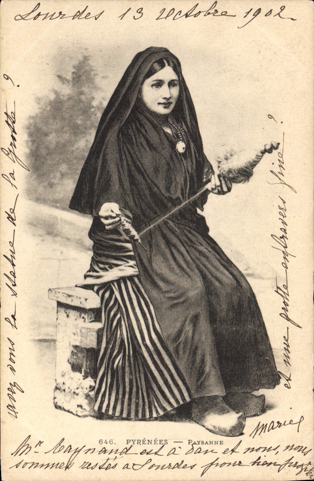 CPA Folklore Pyrenees Paysanne Fileuse 