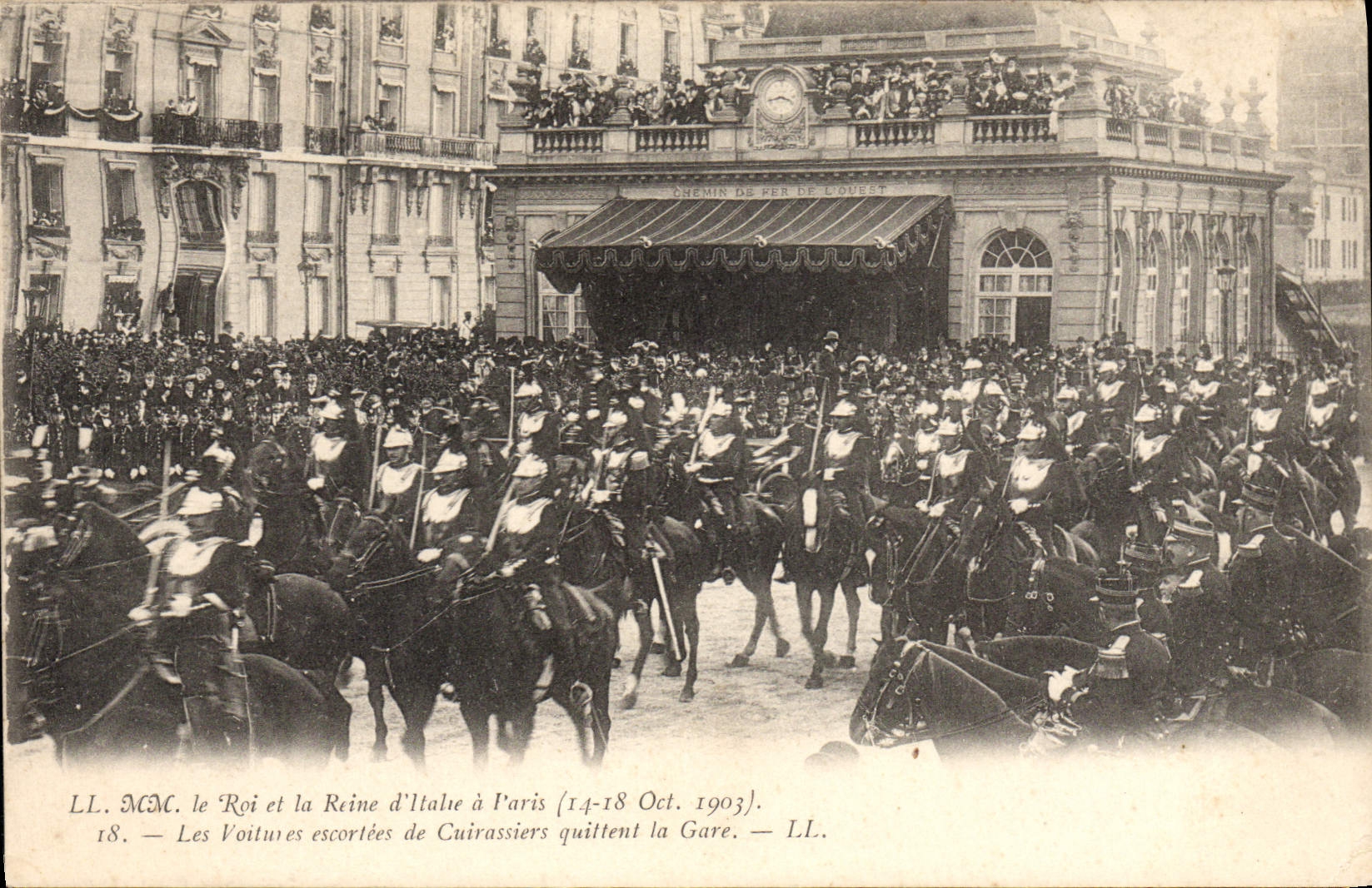 Les Voitures escortées de Cuirassiers quittent la Gare — LL. MM. le Roi et la Reine d'Italie à Paris (14-18 Oct. 1903). — LL.