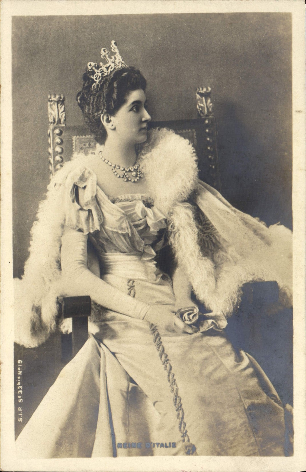 Reine d'Italie — portrait en costume royal — SIP S.3319