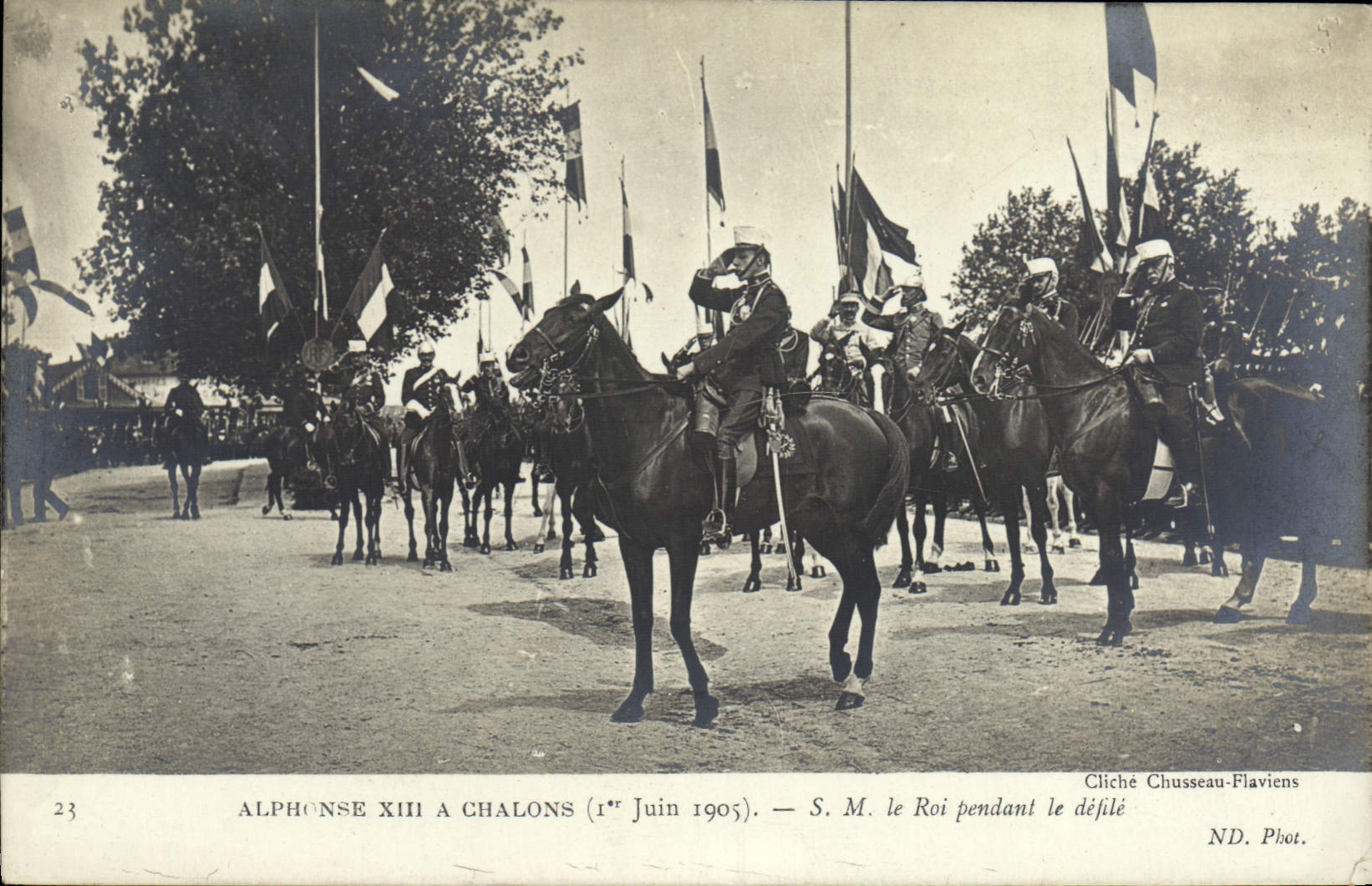 Alphonse XIII à Châlons — S.M. le Roi pendant le défilé — Cliché Chusseau-Flaviens