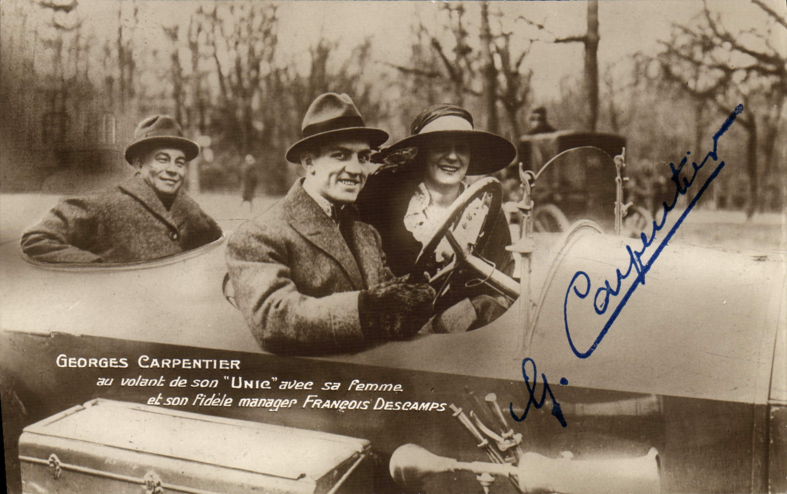 Georges Carpentier au volant de son 'Unic' avec sa femme et son fidèle manager François Descamps — CPAPHIL