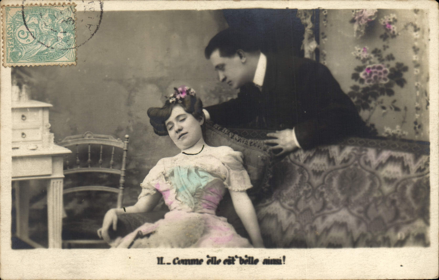 Portrait d'un couple — texte imprimé : 'IL... Comme elle est belle ainsi!' — éditeur : Union Postale Universelle