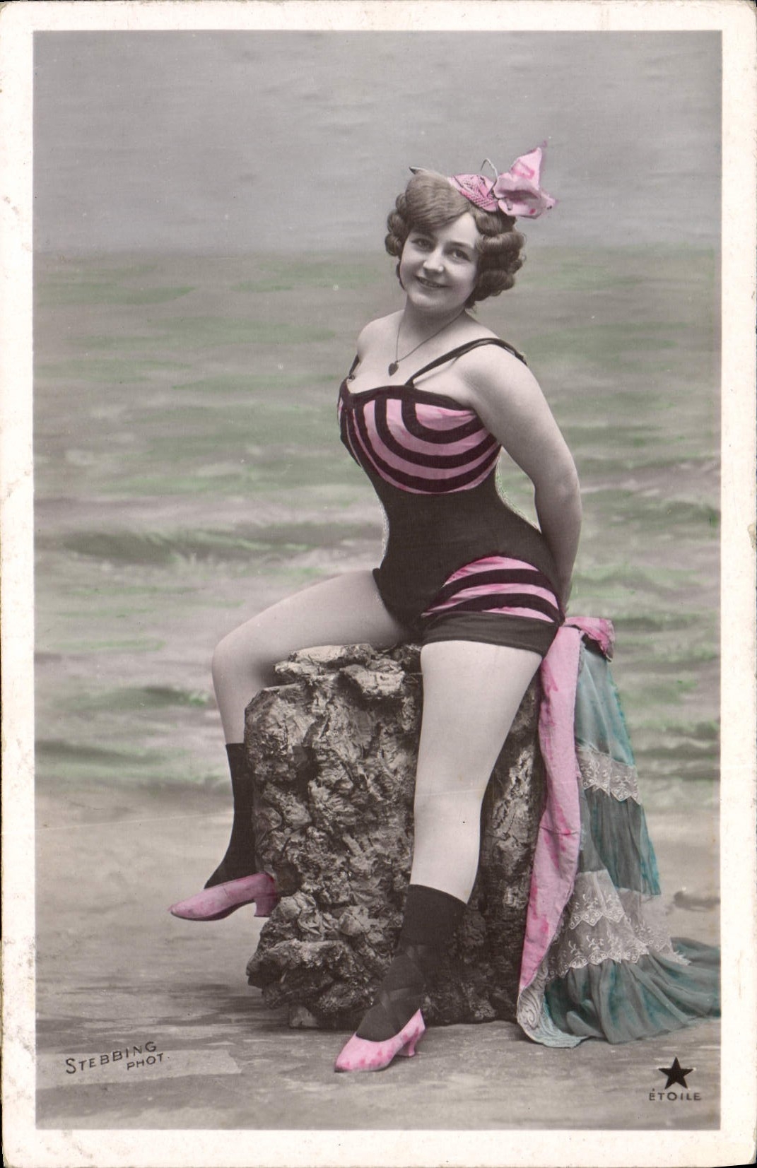 Femme en maillot de bain rayé — plage — Stebbing Phot. Étoile, série 3156