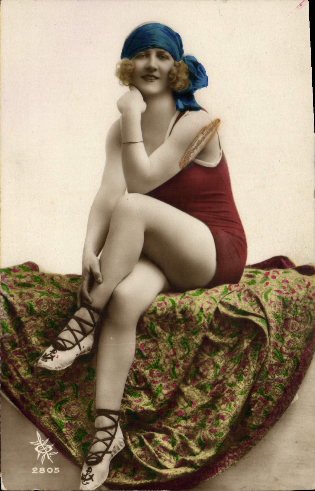 Femme en maillot de bain rouge — coiffée d'un foulard bleu — série 2805, éditeur CPAPHIL