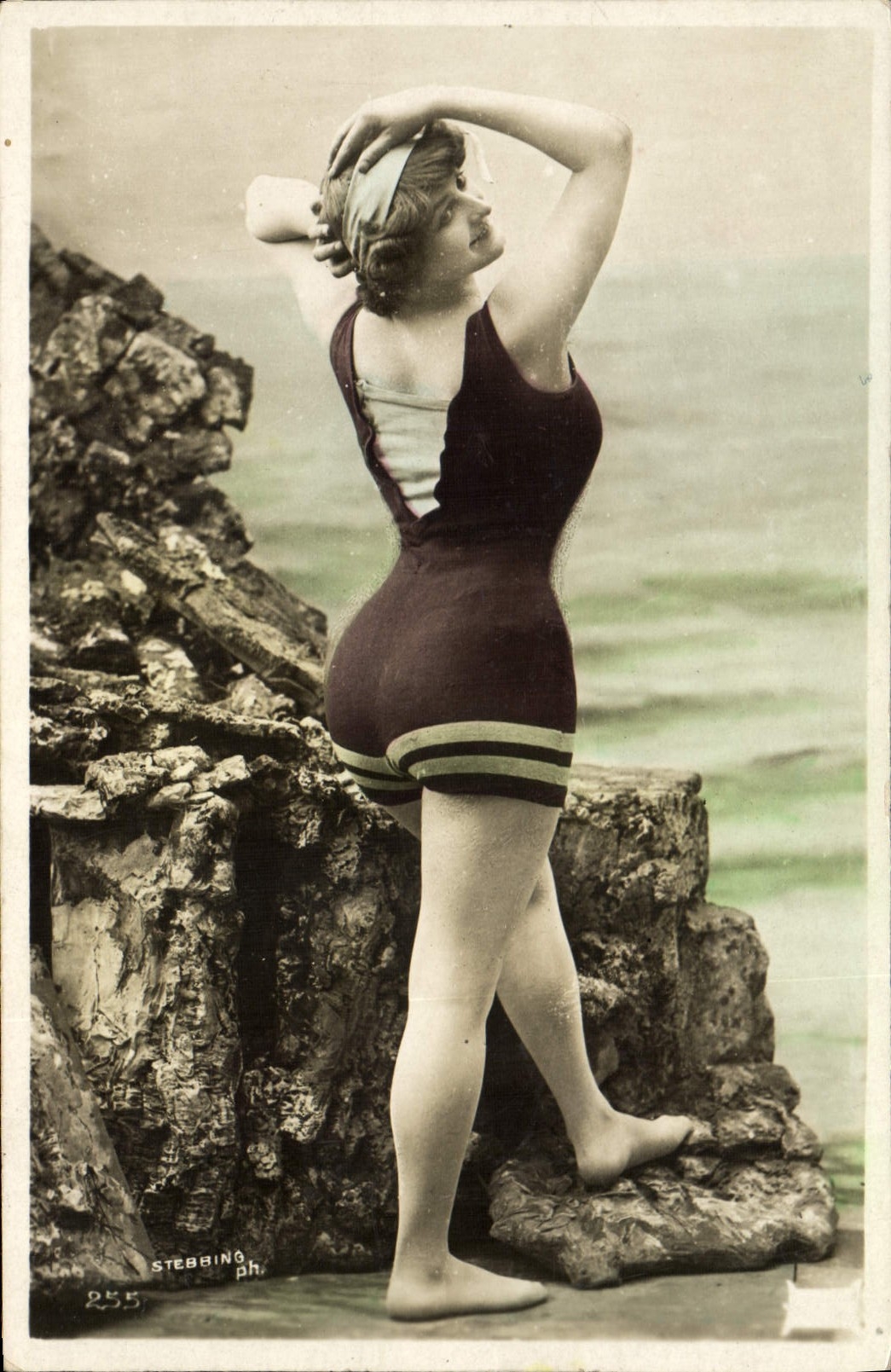 Donna in costume da bagno — spiaggia rocciosa — Stebbing ph. n°255