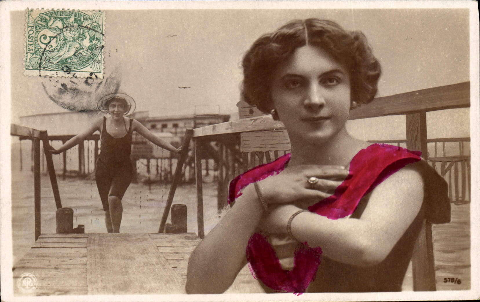Mujer en un muelle — editor Neue Photographische Gesellschaft A.-G., Berlín — n.º 578/6