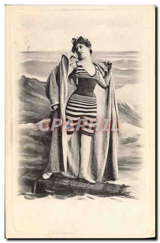 Femme en maillot rayé sur une plage — éditeur non identifié, série 215/5