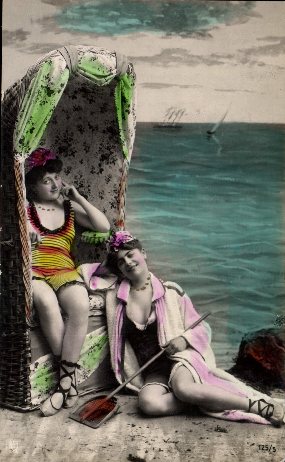Deux jeunes femmes en maillots de bain — plage avec voile — série 125/5