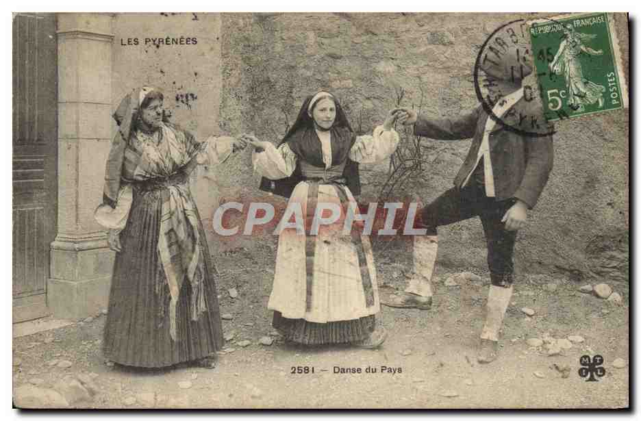 CPA Pyrenees Danse du pays Folklore