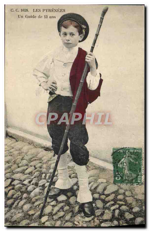 CPA Pyrenees Enfant Un guide de 13 ans Folklore