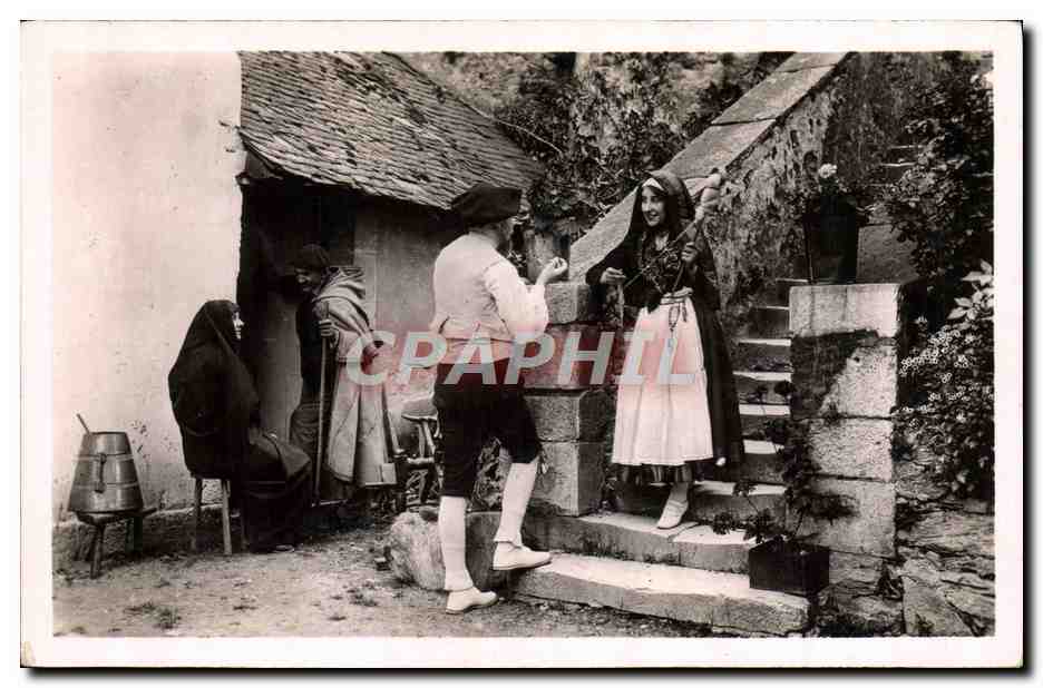 CPA Pyrenees Costumes du Musee Pyreneen du chateau Fort de Lourdes Types de la Vallee d'Ossau