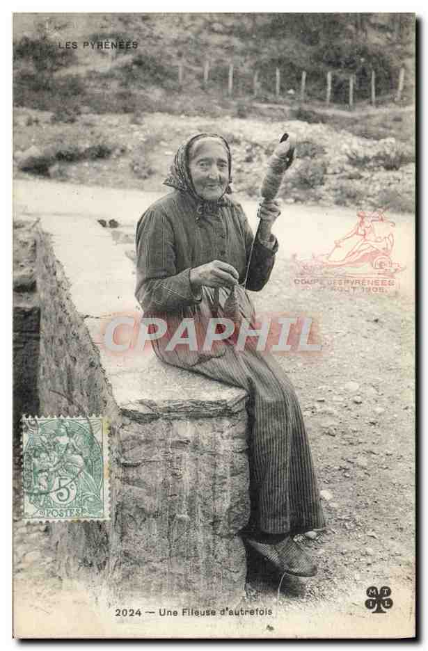 CPA Pyrenees Une fileuse d'autrefois Folklore