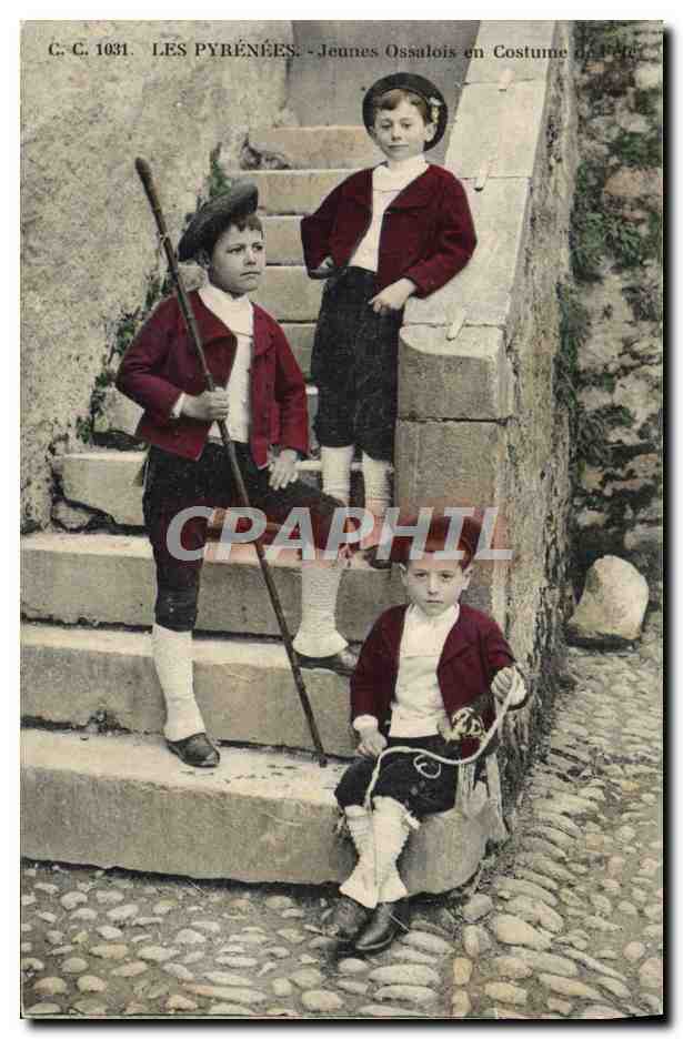 CPA Pyrenees Enfants Jeunes Ossalois en costume de fete Folklore