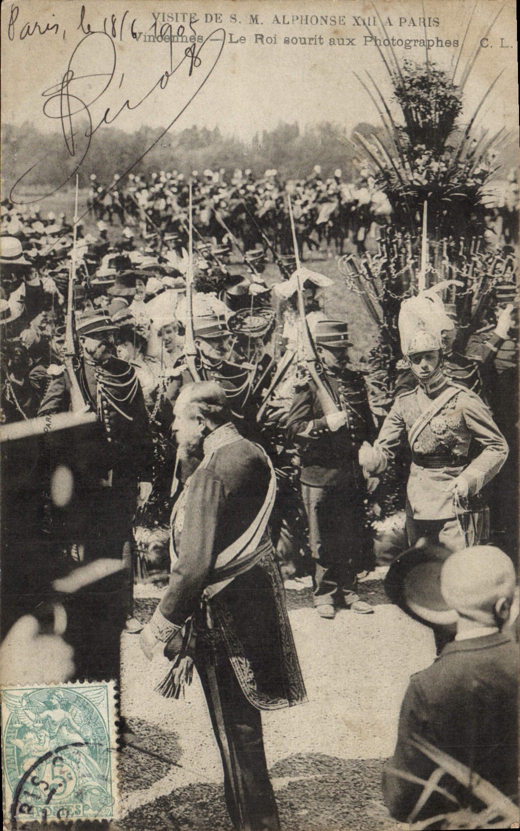 Visite de S.M. Alphonse XIII à Paris — Vincennes — Le Roi sourit aux Photographes — C.L.
