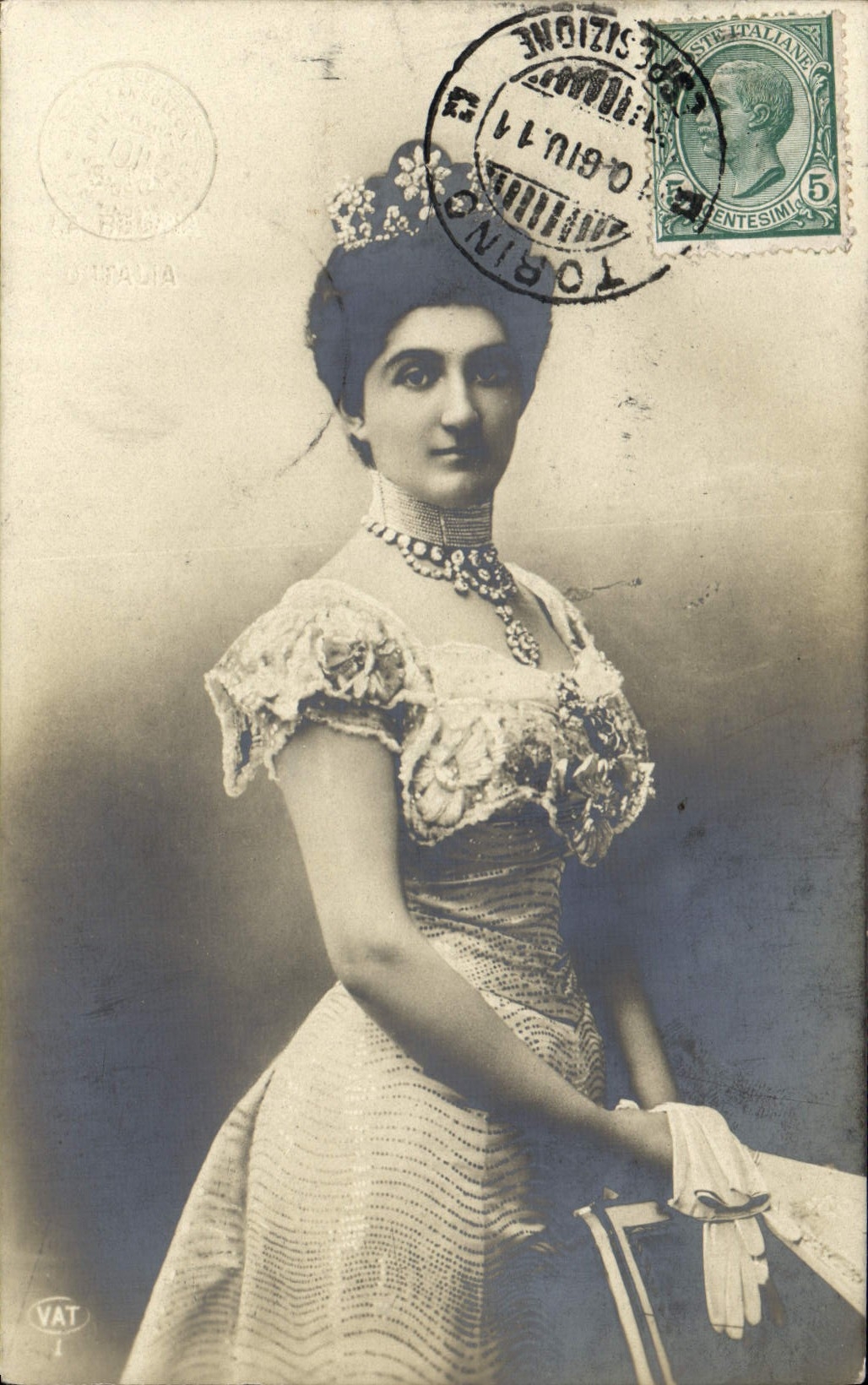 Jeune femme en robe de soirée — Torino, Italie — éditeur VAT