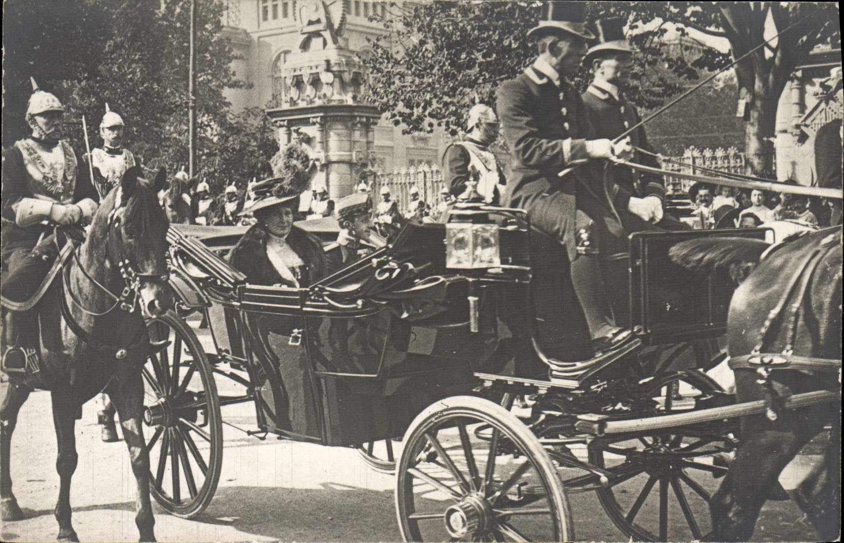 Cavaliers et calèche à Paris — éditeur R. Guillonniat, Paris