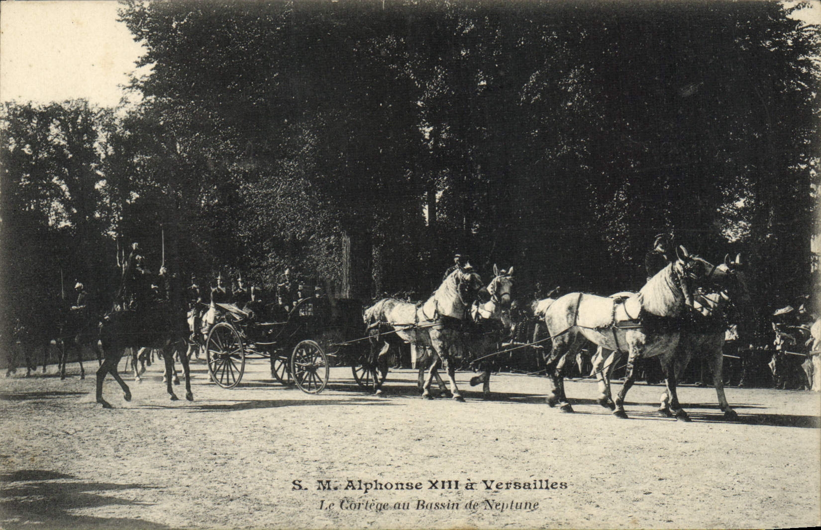S.M. Alphonse XIII à Versailles — Le Cortège au Bassin de Neptune — éditeur Bourdier, n° de série non visible