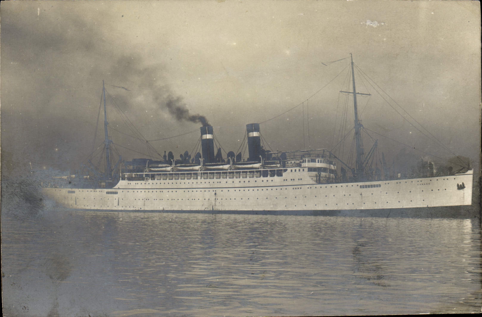 Navire à vapeur — vue de port — Carte postale datée 1919