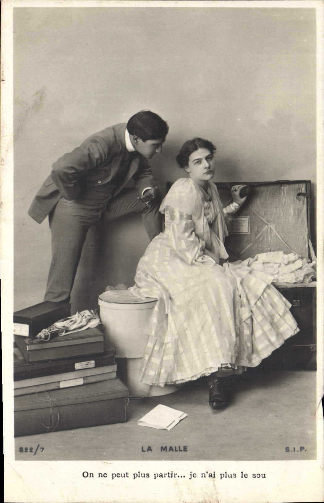 CPA Fantaisie Femme la malle