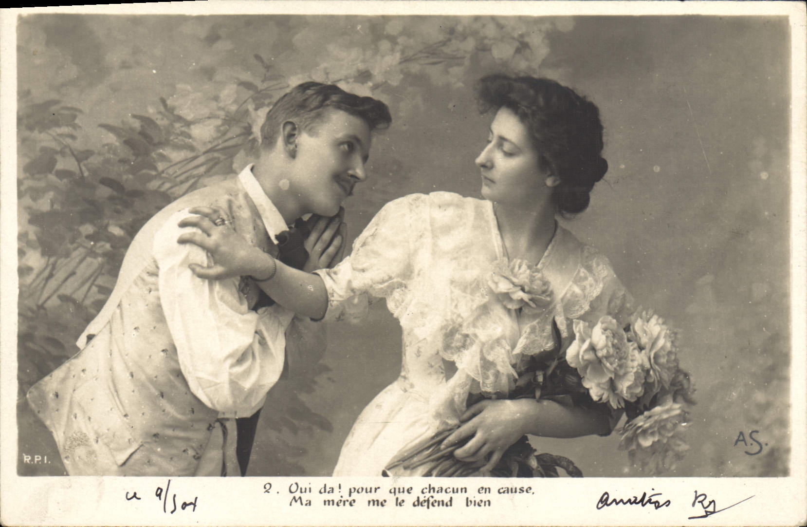 Jeune couple en scène — texte imprimé et signature AS — éditeur R.P.I.