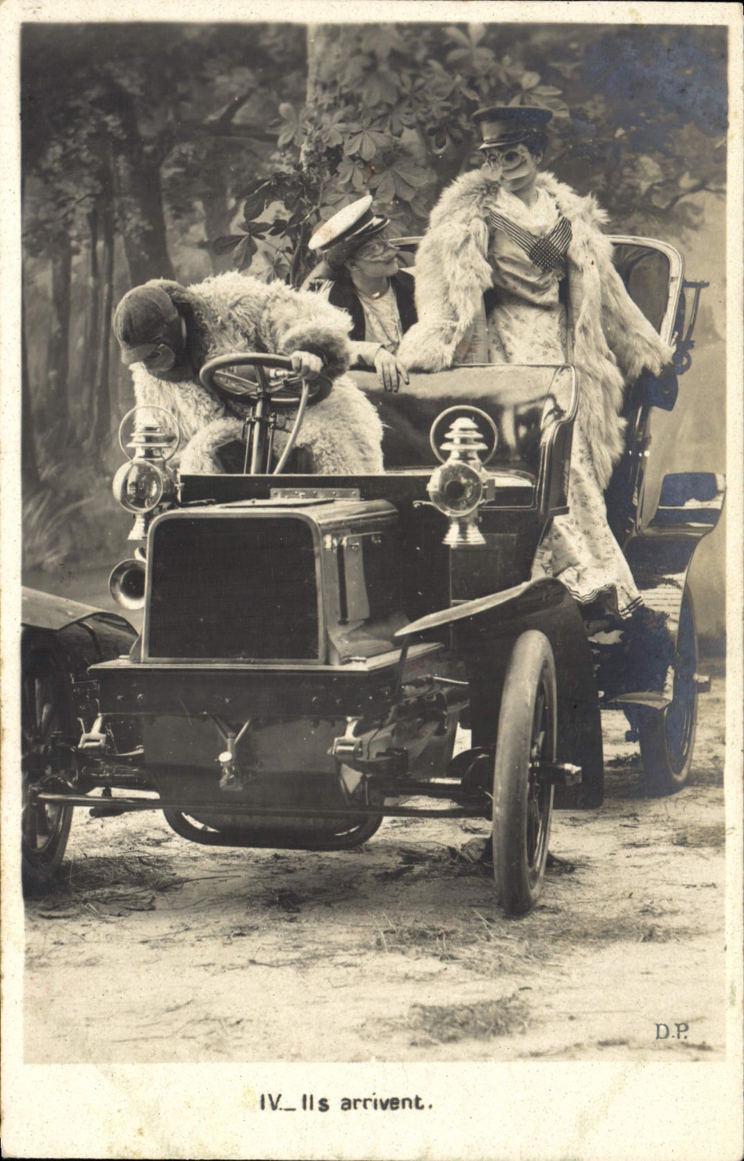 Zwei Personen in einem alten Auto — IV. Sie kommen an. — D.P.