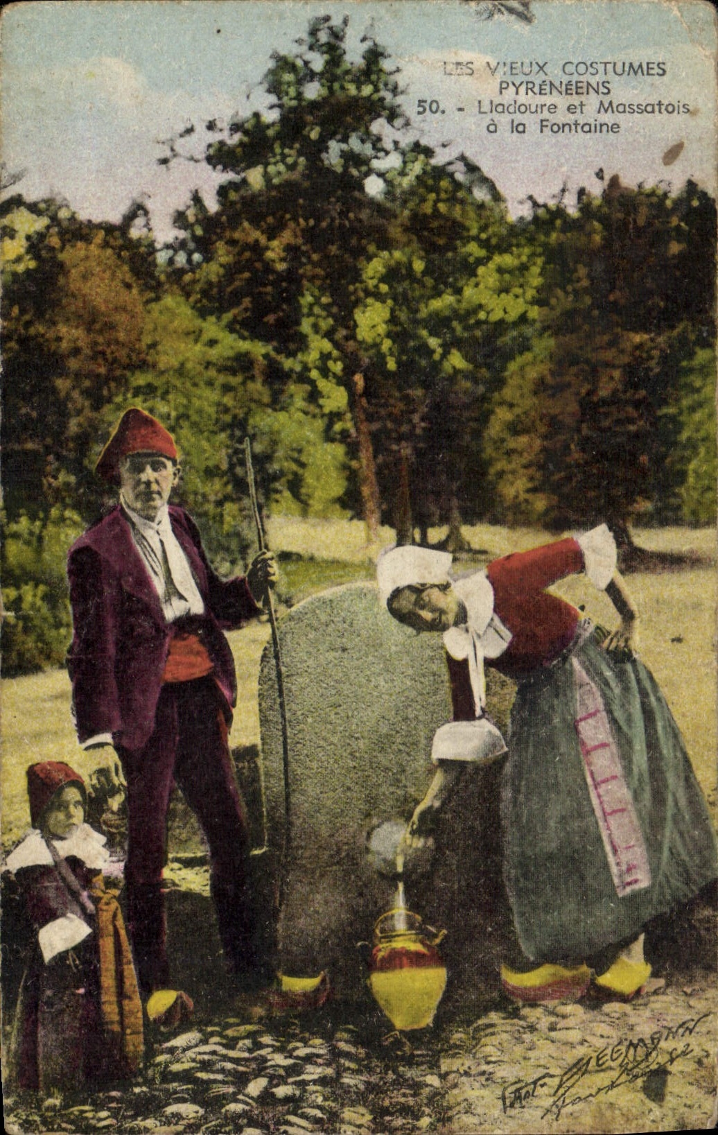 CPA Folklore Pyrenees Lladoure et Massatois a la fontaine 