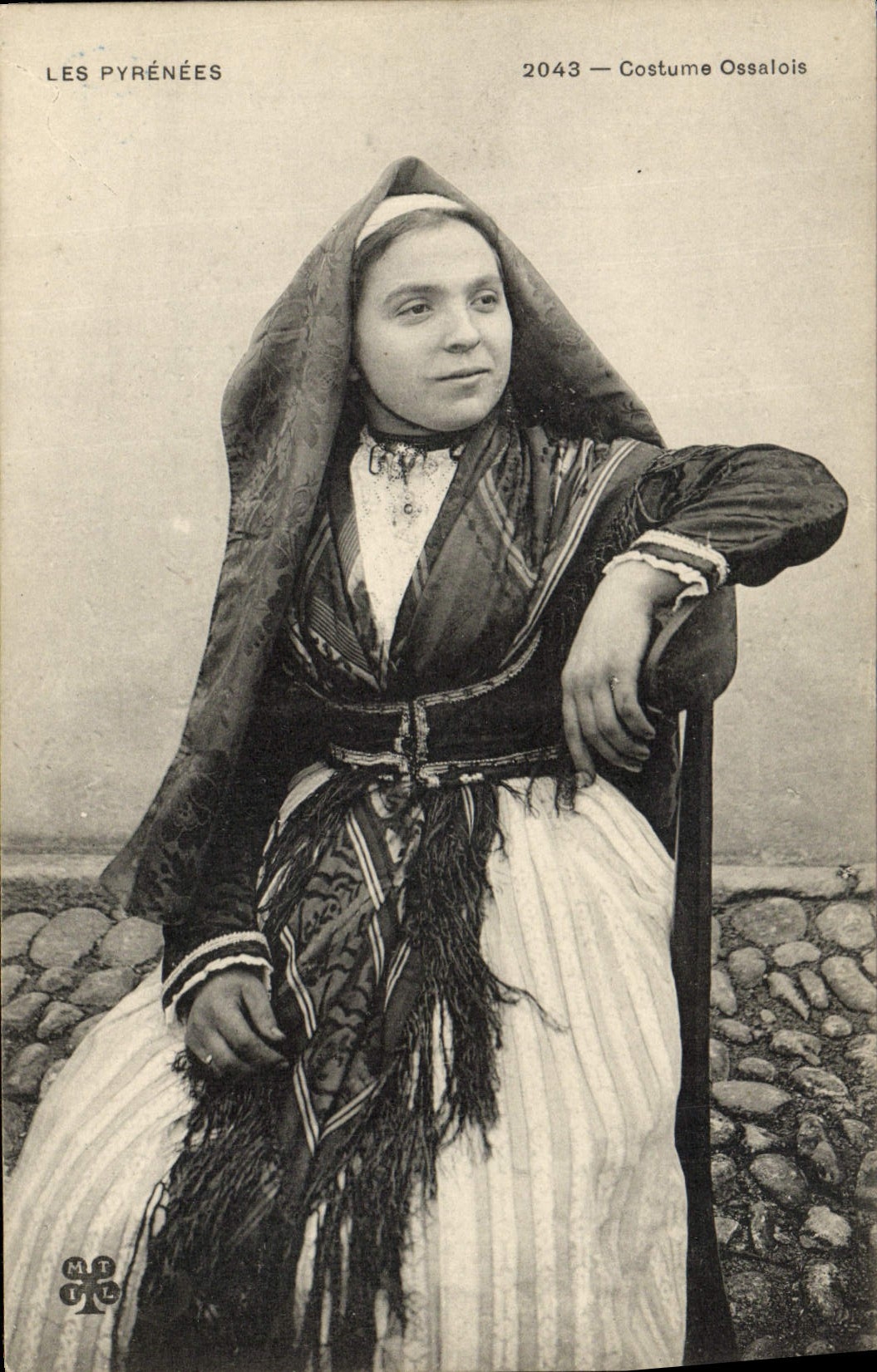 CPA Folklore Pyrenees Costume Ossalois