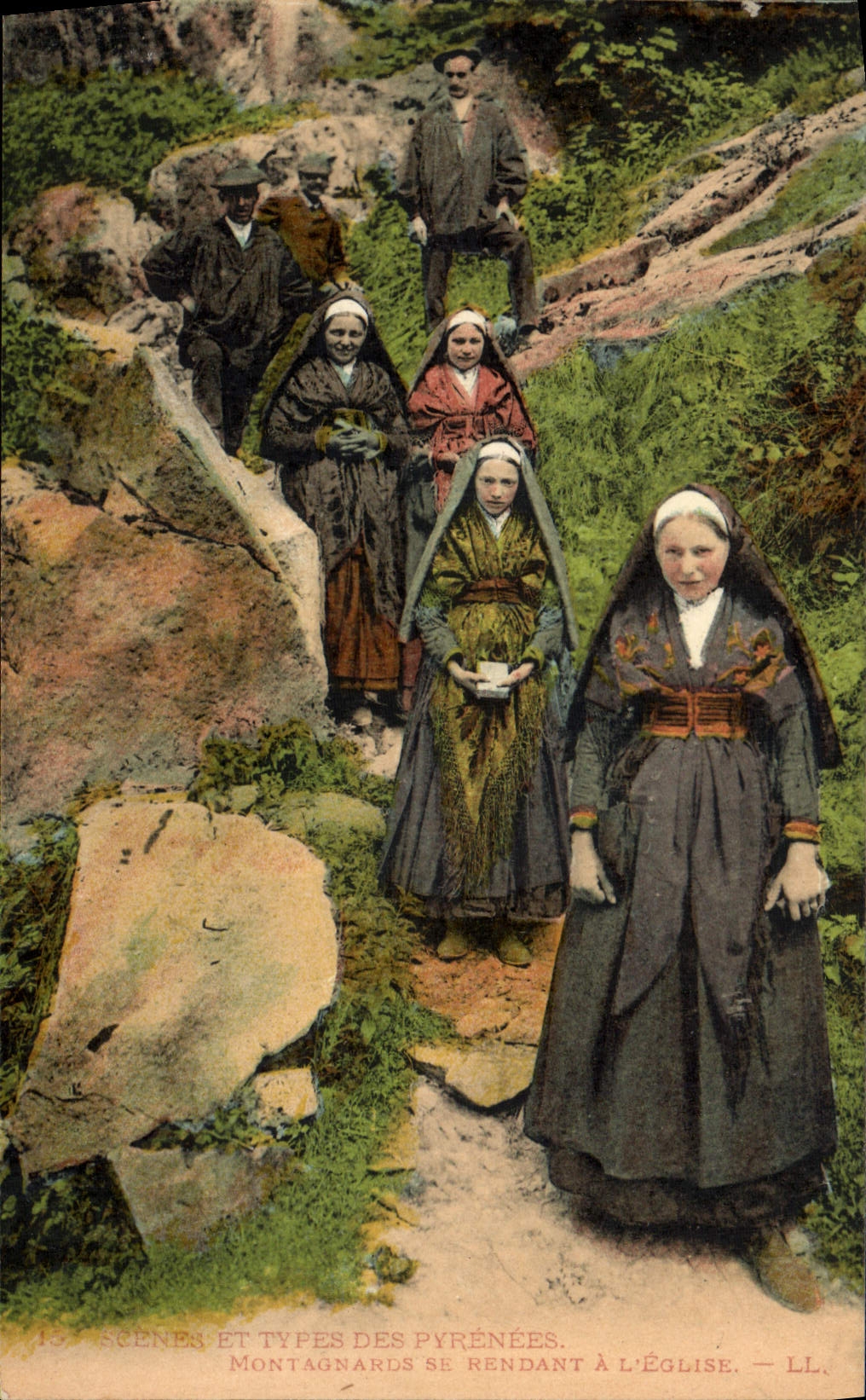 CPA Folklore Pyrenees Montagnards se rendant a l'eglise
