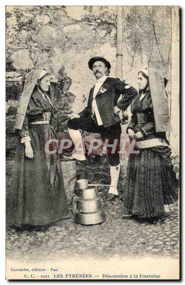CPA Folklore Pyrenees Discussion a la fontaine 