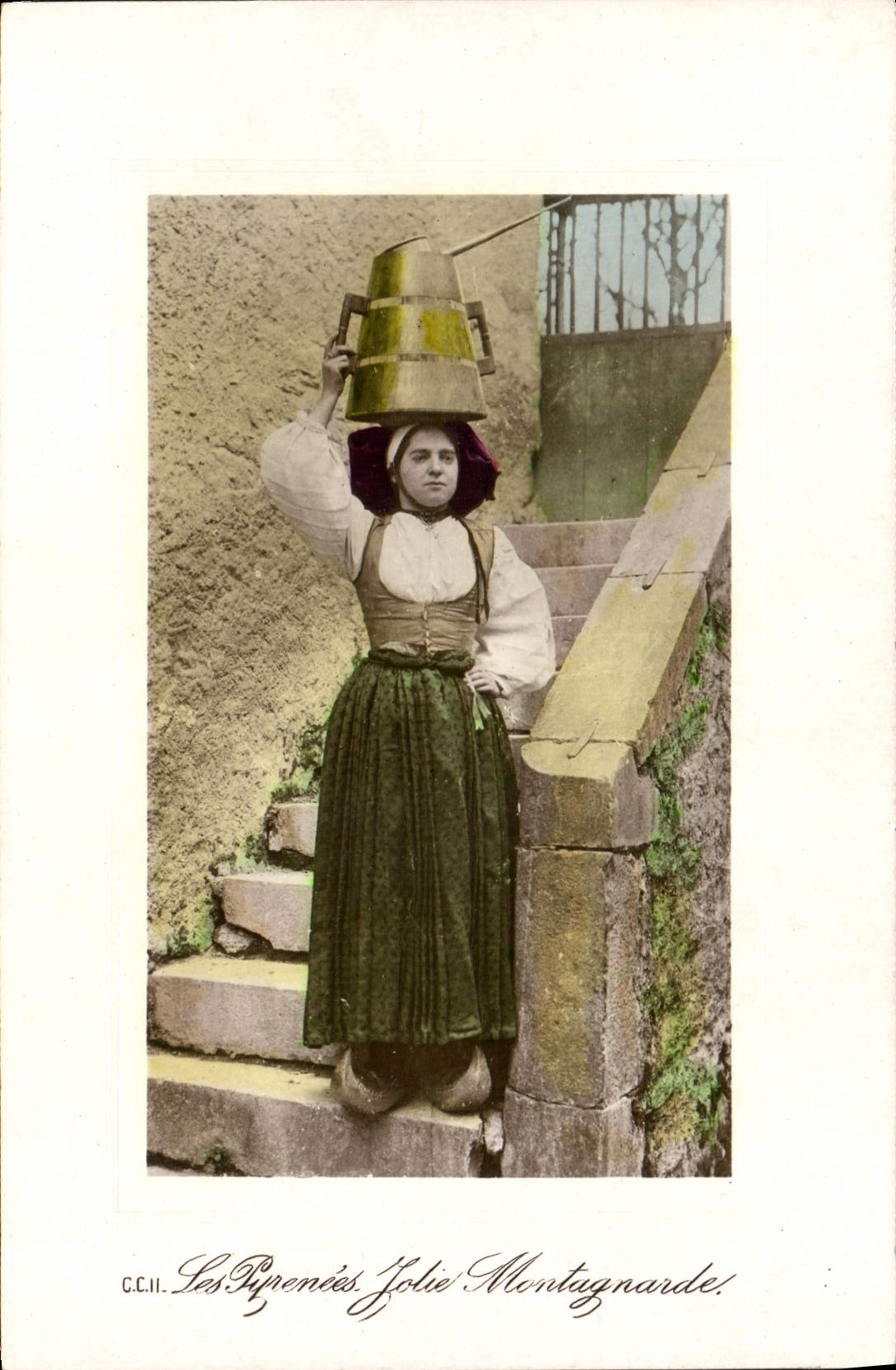 CPA Folklore Pyrenees Jolie montagnard
