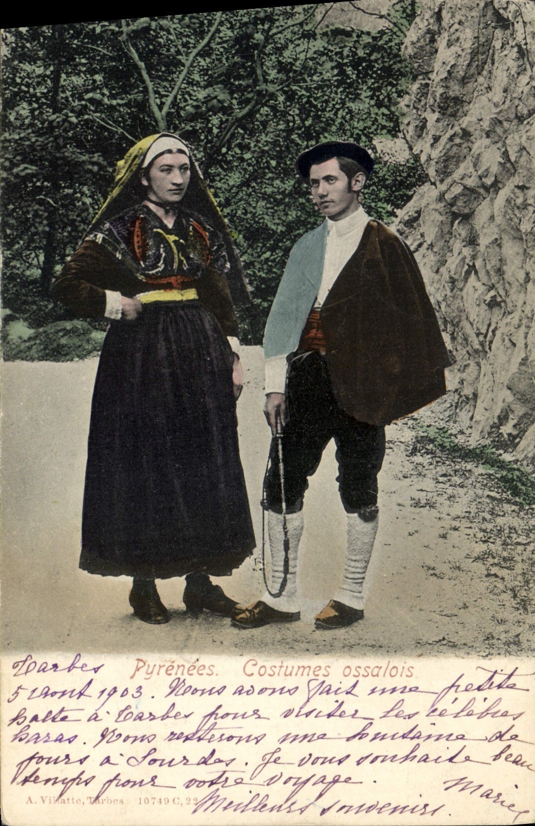 CPA Folklore Pyrenees Costumes Ossalois 